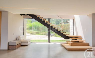 Se Renta Casa Nueva con acabados de lujo en exclusiva parcelación en la Estrella
