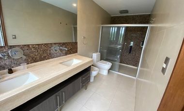 CASA 4 DORM + SERVICIO CHAMISERO