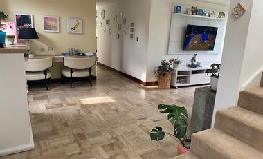 CASA 4 DORM + SERVICIO CHAMISERO