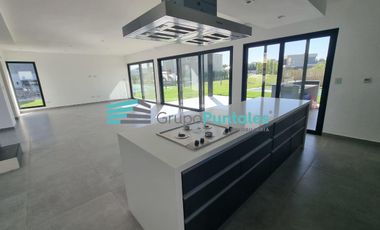 Casa en venta con 5 Dormitorios y pileta en Barrio Lagos de Canning