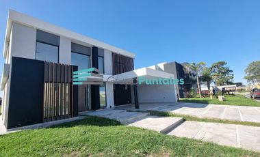 Casa en venta con 5 Dormitorios y pileta en Barrio Lagos de Canning