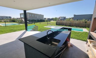 Casa en venta con 5 Dormitorios y pileta en Barrio Lagos de Canning