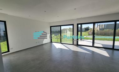 Casa en venta con 5 Dormitorios y pileta en Barrio Lagos de Canning