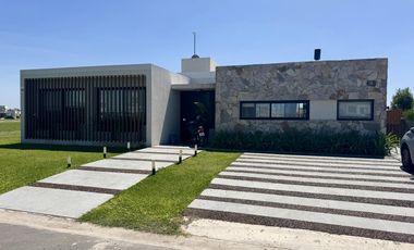 Casa en  venta en el barrio Lagos de Canning