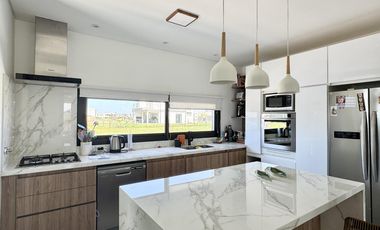 Casa en  venta en el barrio Lagos de Canning