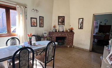 Casa de 3 ambientes mas dependencia a la venta.