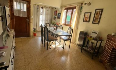 Casa de 3 ambientes mas dependencia a la venta.