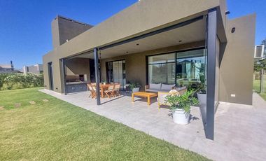 Venta casa 3 dormitorios Puerto Roldan. 1 planta