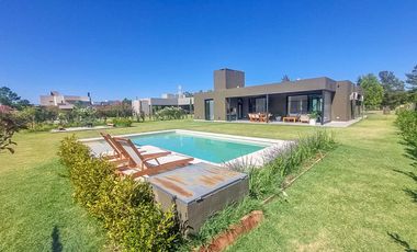 Venta casa 3 dormitorios Puerto Roldan. 1 planta