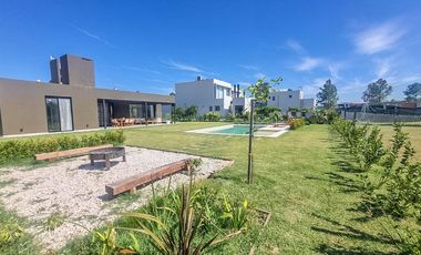 Venta casa 3 dormitorios Puerto Roldan. 1 planta
