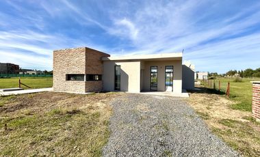 Venta Casa 4 Ambientes Con Pileta Medal Country Club