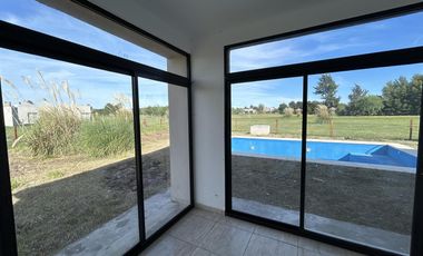 Venta Casa 4 Ambientes Con Pileta Medal Country Club