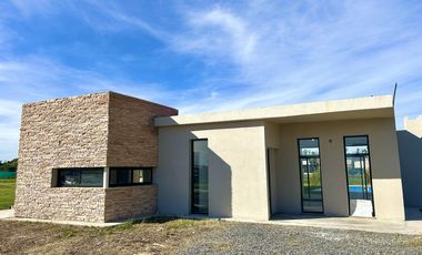 Venta Casa 4 Ambientes Con Pileta Medal Country Club
