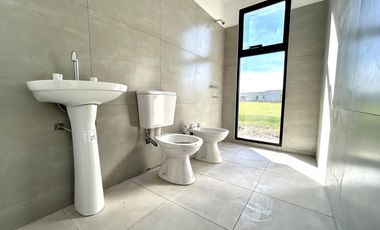 Venta Casa 4 Ambientes Con Pileta Medal Country Club