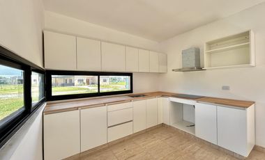 Venta Casa 4 Ambientes Con Pileta Medal Country Club