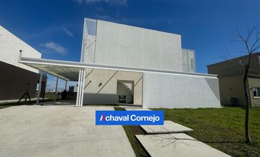 Casa en  venta - 4 dormitorios y pileta. Barrio Riberas