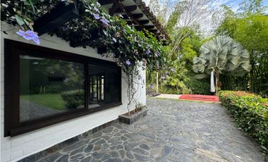 Rodeada de exuberante naturaleza y fauna