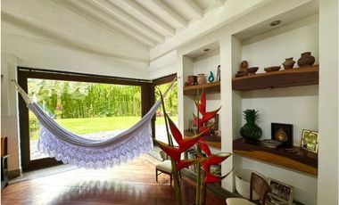 Rodeada de exuberante naturaleza y fauna
