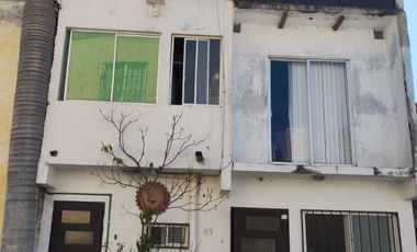 SE VENDE CASA DE 3 NIVELES CON ALBERCA