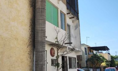 SE VENDE CASA DE 3 NIVELES CON ALBERCA