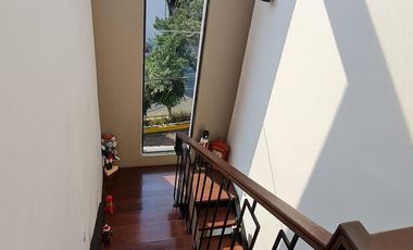 VENDE RESIDENCIA EN AGUILAS, SEGURIDAD, REMODELADA, AMPLIO JARDIN