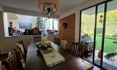 VENDE RESIDENCIA EN AGUILAS, SEGURIDAD, REMODELADA, AMPLIO JARDIN