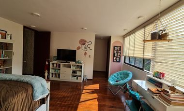 VENDE RESIDENCIA EN AGUILAS, SEGURIDAD, REMODELADA, AMPLIO JARDIN