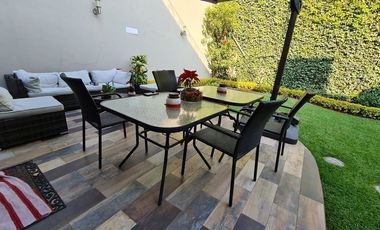 VENDE RESIDENCIA EN AGUILAS, SEGURIDAD, REMODELADA, AMPLIO JARDIN