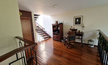 VENDE RESIDENCIA EN AGUILAS, SEGURIDAD, REMODELADA, AMPLIO JARDIN