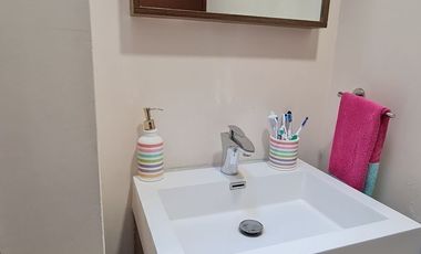 VENDE RESIDENCIA EN AGUILAS, SEGURIDAD, REMODELADA, AMPLIO JARDIN