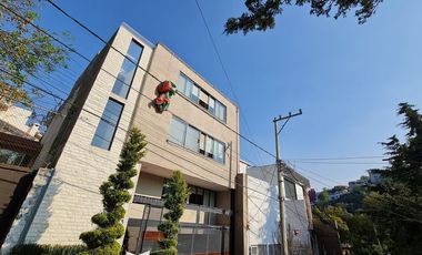 VENDE RESIDENCIA EN AGUILAS, SEGURIDAD, REMODELADA, AMPLIO JARDIN