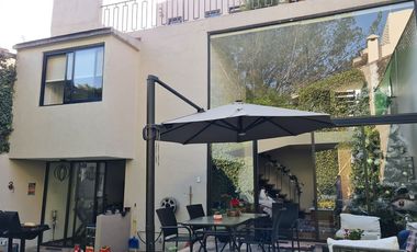 VENDE RESIDENCIA EN AGUILAS, SEGURIDAD, REMODELADA, AMPLIO JARDIN