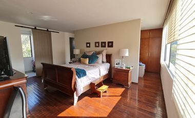 VENDE RESIDENCIA EN AGUILAS, SEGURIDAD, REMODELADA, AMPLIO JARDIN