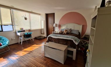 VENDE RESIDENCIA EN AGUILAS, SEGURIDAD, REMODELADA, AMPLIO JARDIN