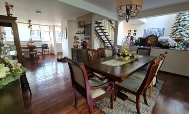 VENDE RESIDENCIA EN AGUILAS, SEGURIDAD, REMODELADA, AMPLIO JARDIN