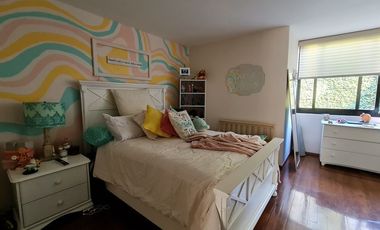 VENDE RESIDENCIA EN AGUILAS, SEGURIDAD, REMODELADA, AMPLIO JARDIN