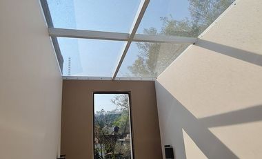 VENDE RESIDENCIA EN AGUILAS, SEGURIDAD, REMODELADA, AMPLIO JARDIN