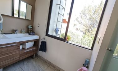 VENDE RESIDENCIA EN AGUILAS, SEGURIDAD, REMODELADA, AMPLIO JARDIN
