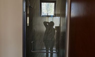 VENDE RESIDENCIA EN AGUILAS, SEGURIDAD, REMODELADA, AMPLIO JARDIN