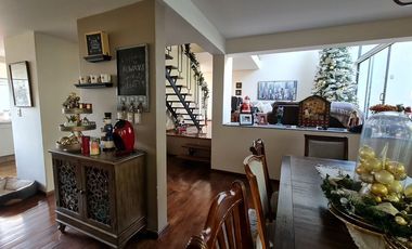 VENDE RESIDENCIA EN AGUILAS, SEGURIDAD, REMODELADA, AMPLIO JARDIN