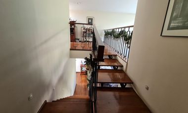 VENDE RESIDENCIA EN AGUILAS, SEGURIDAD, REMODELADA, AMPLIO JARDIN
