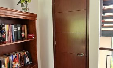 VENDE RESIDENCIA EN AGUILAS, SEGURIDAD, REMODELADA, AMPLIO JARDIN