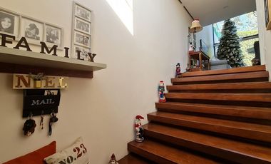 VENDE RESIDENCIA EN AGUILAS, SEGURIDAD, REMODELADA, AMPLIO JARDIN