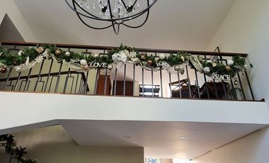 VENDE RESIDENCIA EN AGUILAS, SEGURIDAD, REMODELADA, AMPLIO JARDIN