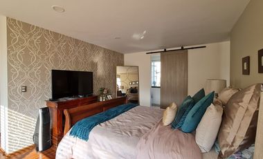 VENDE RESIDENCIA EN AGUILAS, SEGURIDAD, REMODELADA, AMPLIO JARDIN