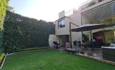 VENDE RESIDENCIA EN AGUILAS, SEGURIDAD, REMODELADA, AMPLIO JARDIN