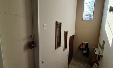 VENDE RESIDENCIA EN AGUILAS, SEGURIDAD, REMODELADA, AMPLIO JARDIN