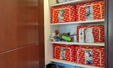 VENDE RESIDENCIA EN AGUILAS, SEGURIDAD, REMODELADA, AMPLIO JARDIN