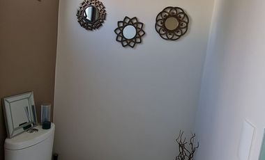VENDE RESIDENCIA EN AGUILAS, SEGURIDAD, REMODELADA, AMPLIO JARDIN