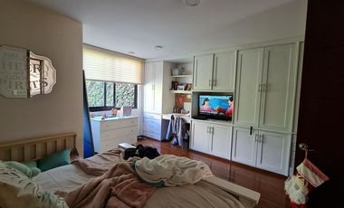 VENDE RESIDENCIA EN AGUILAS, SEGURIDAD, REMODELADA, AMPLIO JARDIN